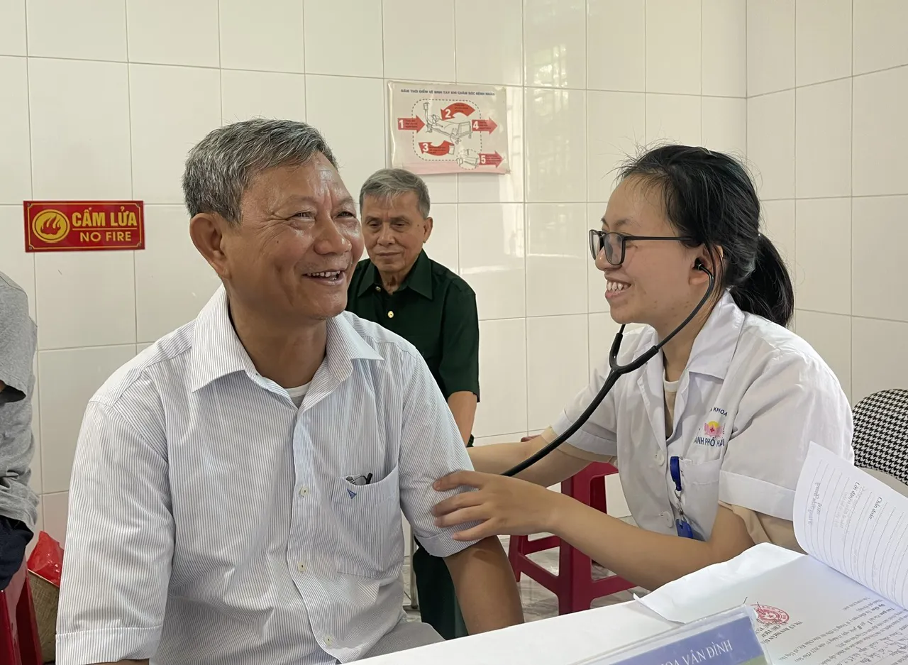 Xã Ứng Hoà: khám, tư vấn sức khoẻ cho 300 người có công, gia đình chính sách
