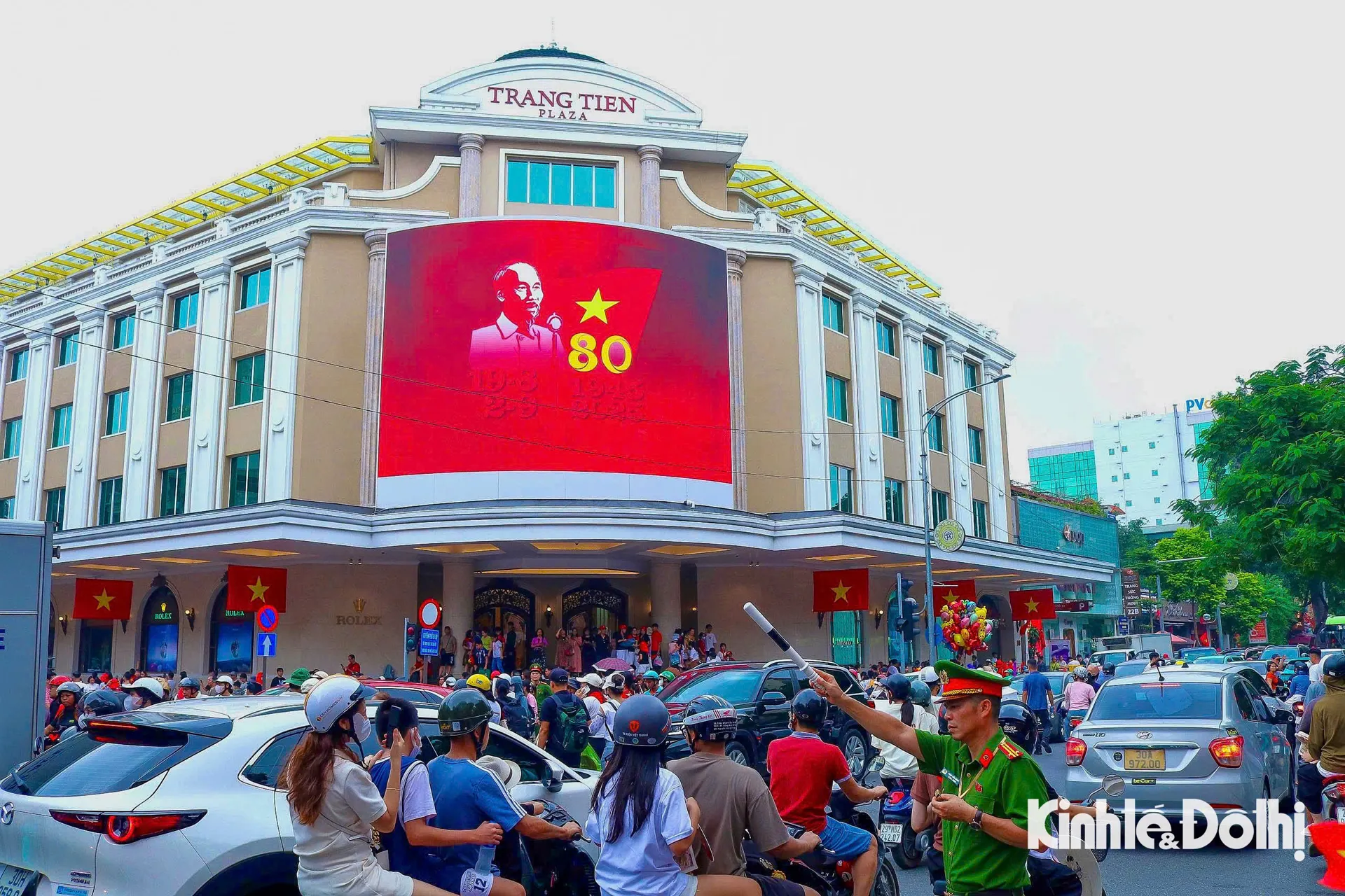Hà Nội: Người dân hào hứng trải nghiệm Đại lễ A80 qua màn hình LED