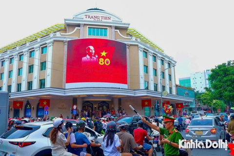 Hà Nội: Người dân hào hứng trải nghiệm Đại lễ A80 qua màn hình LED
