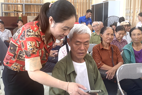Xã Ứng Hoà triển khai mô hình "Bình dân học vụ số lưu động"
