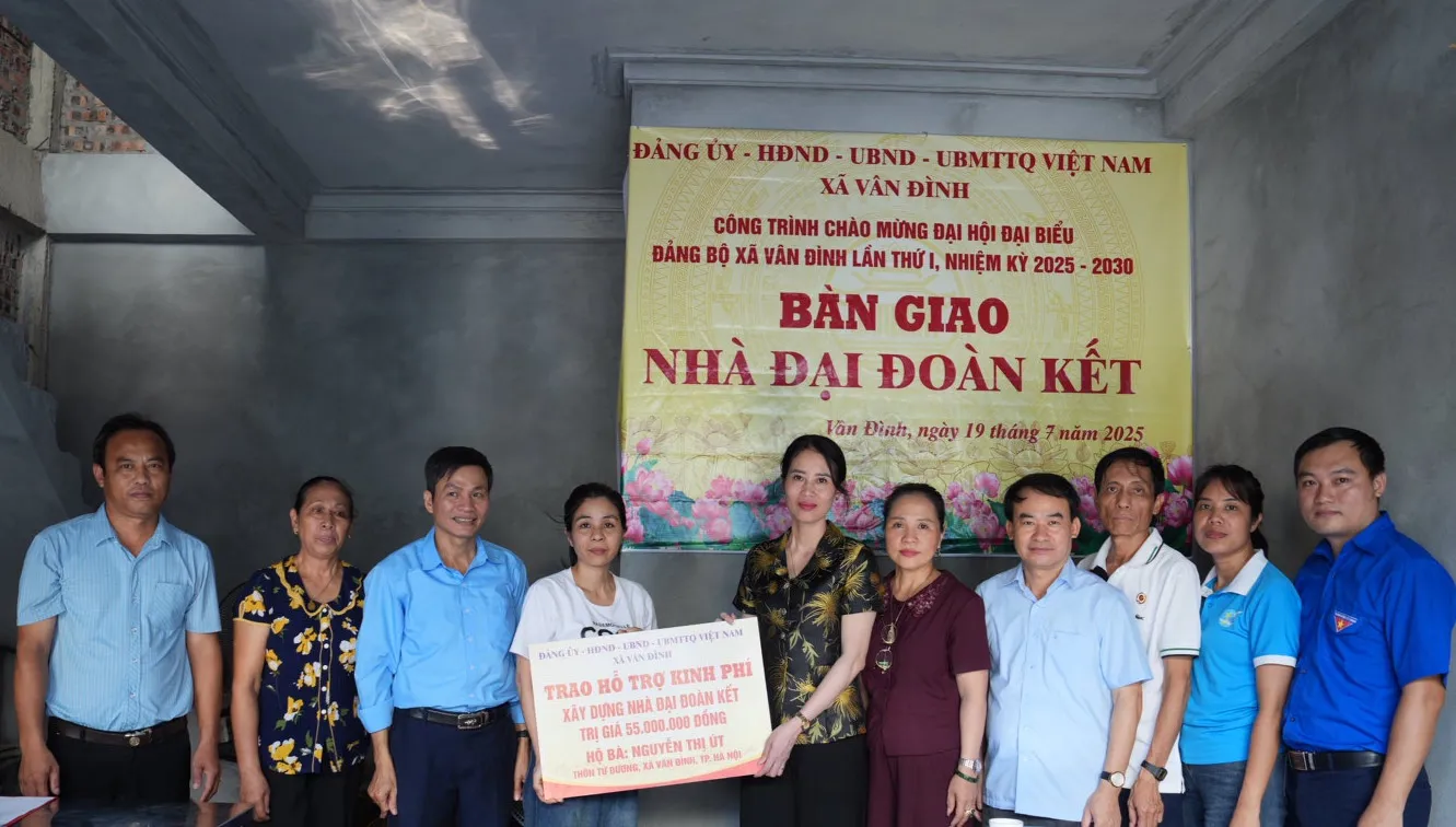 Trao nhà đại đoàn kết, mái âm tình thương cho gia đình có hoàn khó khăn
