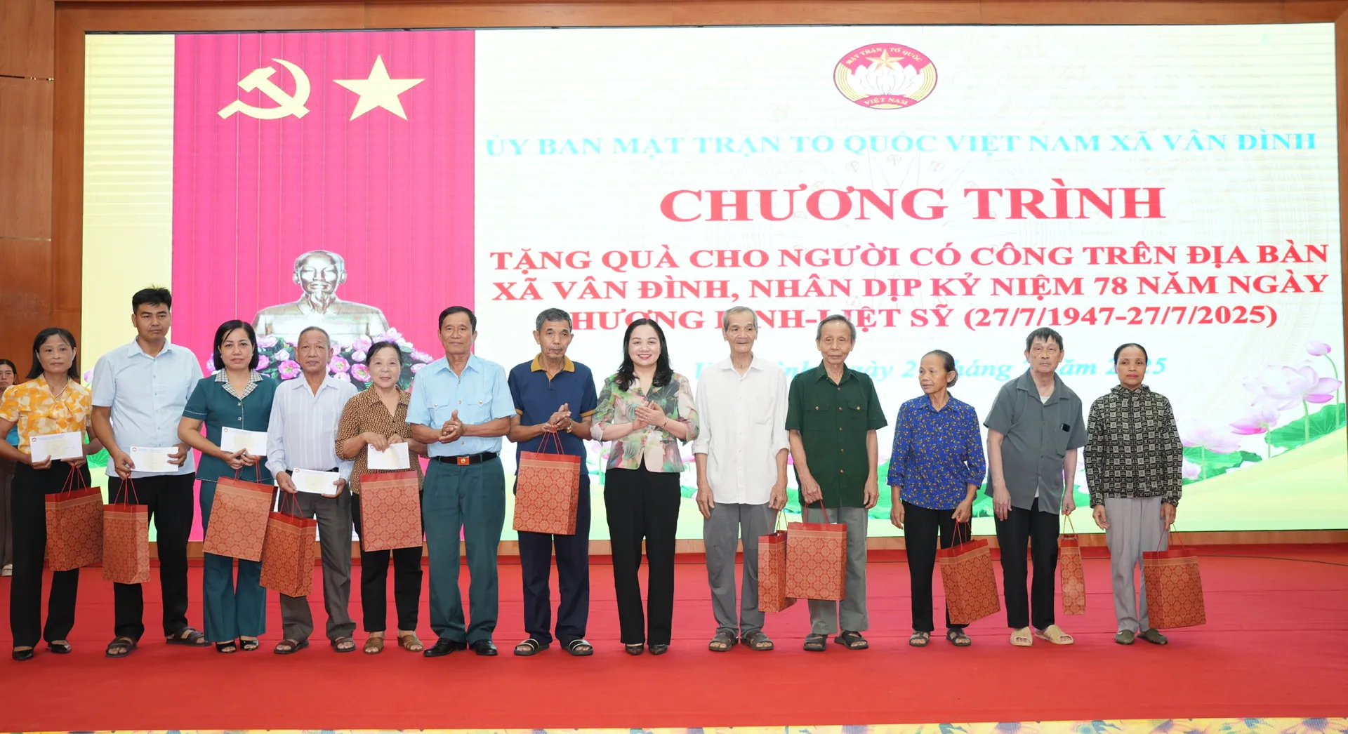 Xã Vân Đình thăm hỏi, tặng quà gia đình chính sách, người có công
