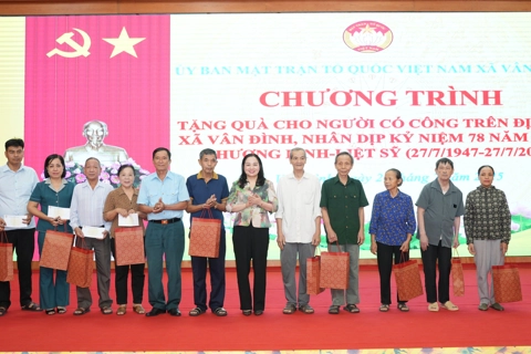 Xã Vân Đình thăm hỏi, tặng quà gia đình chính sách, người có công
