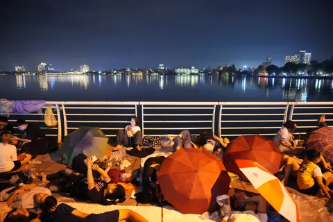 Người dân trải bạt, căng ô qua đêm chờ đón lễ diễu binh, diễu hành 

