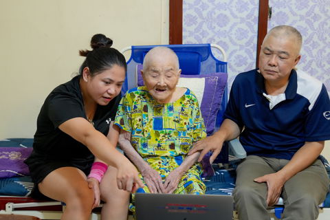 Mẹ Việt Nam Anh hùng Nhữ Thị Nghiêm xúc động theo dõi Chương trình "Ơn nghĩa sinh thành 2025" qua truyền hình