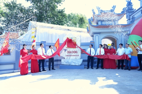 Xã Ứng Hoà: gắn biển các công trình chào mừng Đại hội Đảng bộ