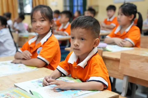 Để nụ cười em thơ còn mãi trên hành trình đến trường