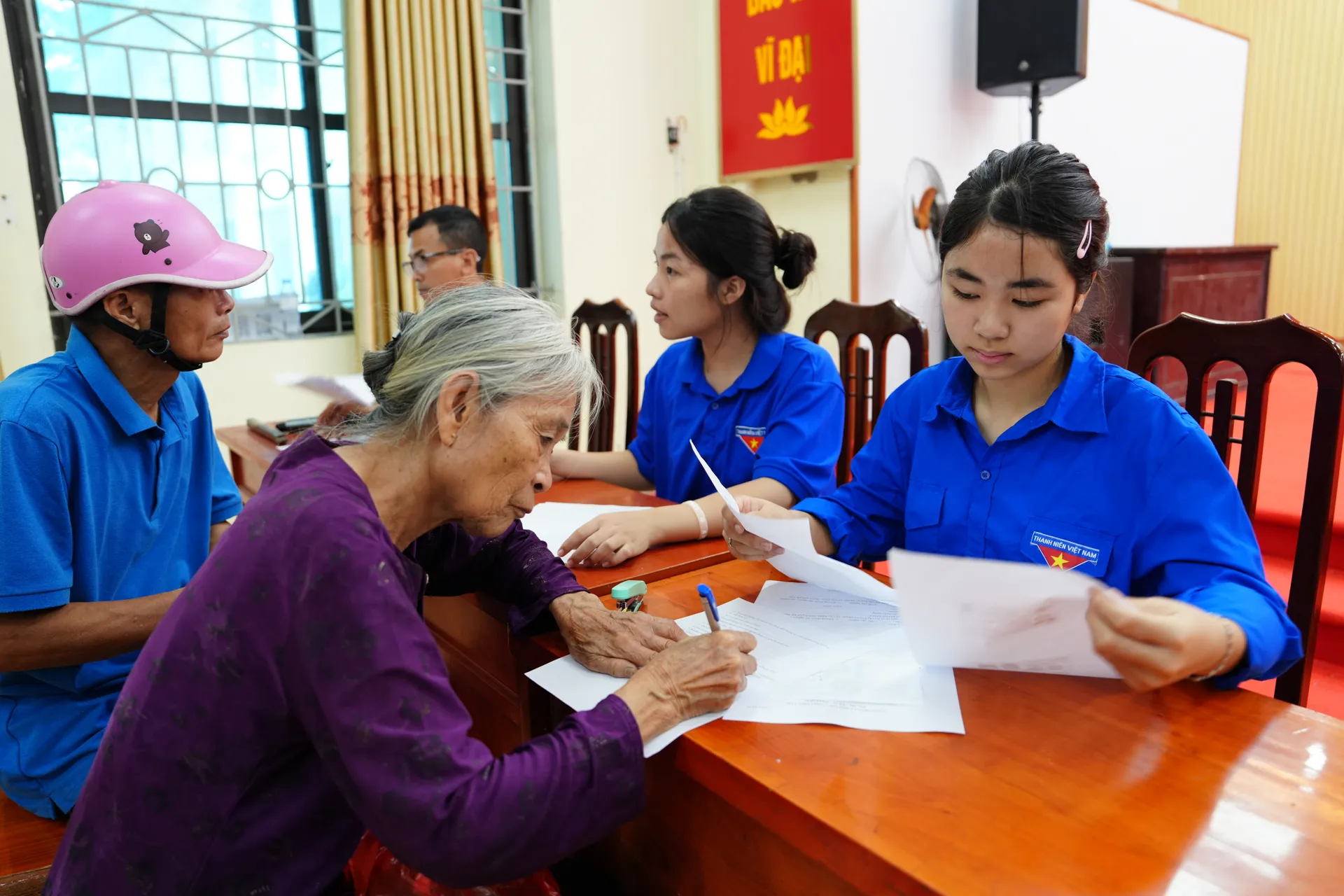 Xã Vân Đình: hỗ trợ làm thủ tục trợ cấp hưu trí cho 800 người cao tuổi
