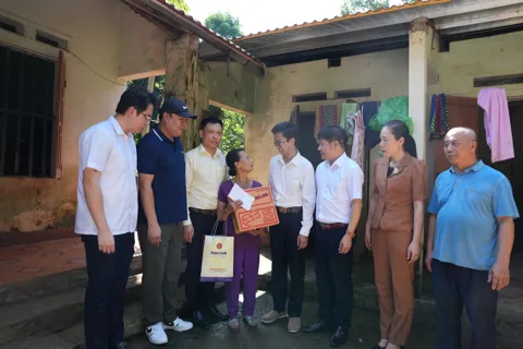 Báo Kinh tế và Đô thị sẻ chia cùng người dân Trại Cau vượt qua bão lũ