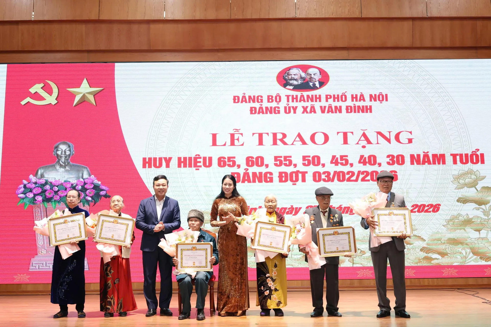 Xã Vân Đình trao tặng Huy hiệu Đảng đợt 3/2