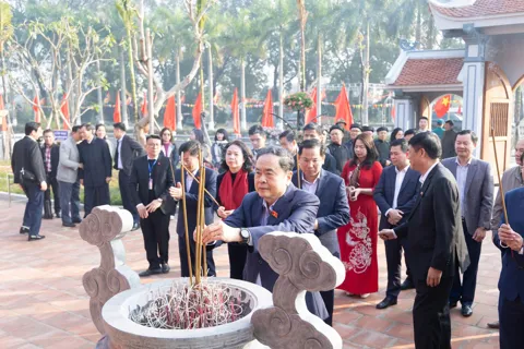 Chủ tịch Quốc hội Trần Thanh Mẫn dâng hương tri ân Trưởng Ban Thường trực Quốc hội Bùi Bằng Đoàn