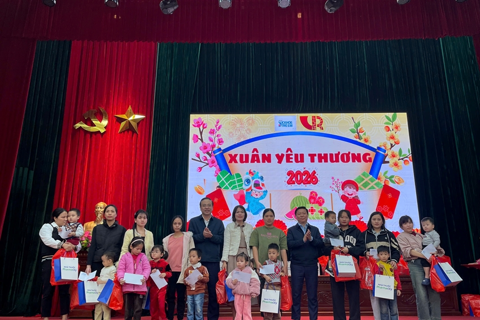 Trao tặng quà cho trẻ em khuyết tật, hoàn cảnh đặc biệt tại tỉnh Ninh Bình