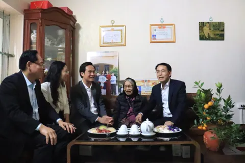 Phó Bí thư Thành uỷ Hà Nội Nguyễn Trọng Đông thăm, tặng quà các gia đình người công tại xã Phúc Thịnh