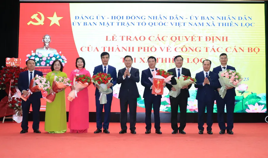 Trưởng ban Tổ chức Thành ủy Hà Minh Hải trao Quyết định cán bộ chủ chốt xã Thiên Lộc