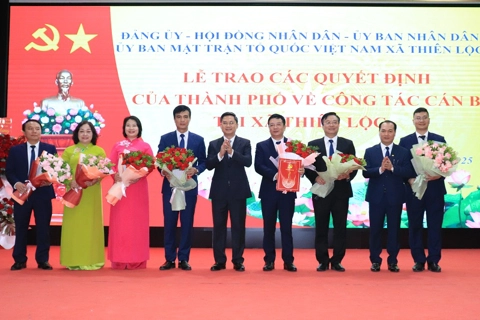 Trưởng ban Tổ chức Thành ủy Hà Minh Hải trao Quyết định cán bộ chủ chốt xã Thiên Lộc