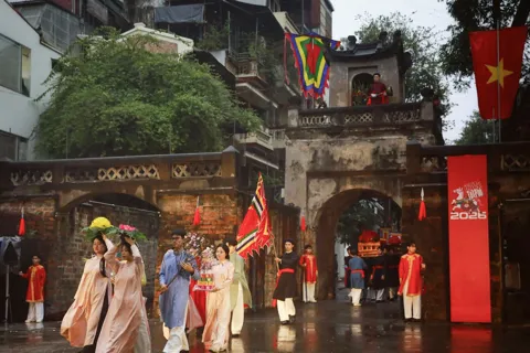 Cơn mưa Xuân đánh thức sắc Tết giữa lòng phố cổ