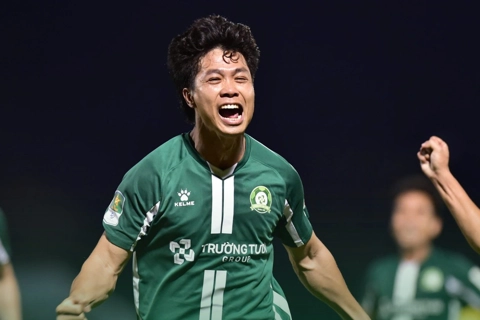 Công Phượng lọt đội hình tiêu biểu mùa giải 2024-2025