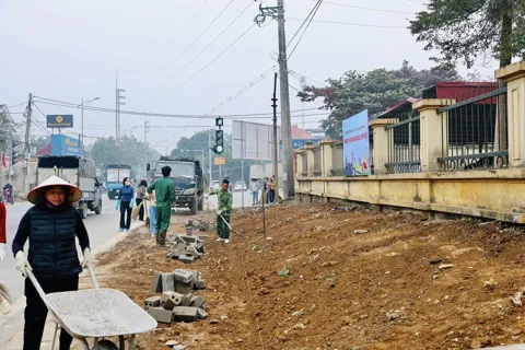 Công an xã Yên Bài ra quân giữ trật tự đô thị, xây dựng cổng trường an toàn