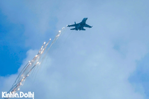 "Hổ mang chúa" Su-30MK2 thả bẫy nhiệt trên không trung Thủ đô trong ngày 2/9