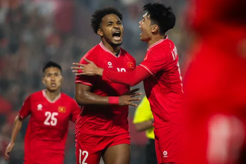 Tuyển Việt Nam đối đầu với tuyển Lào: HLV Kim Sang-sik cần Nguyễn Xuân Son