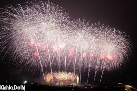 Ngắm trọn màn pháo hoa rực sáng bầu trời Hà Nội chào mừng thành công Đại hội XIV của Đảng 