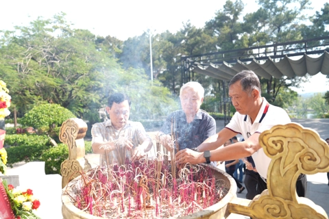 Báo Kinh tế & Đô thị dâng hương tưởng niệm các anh hùng liệt sĩ tại Quảng Trị
