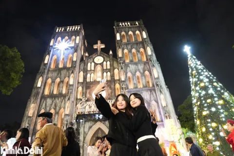 Các nhà thờ tại Hà Nội lung linh ánh đèn dịp Giáng sinh 2025
