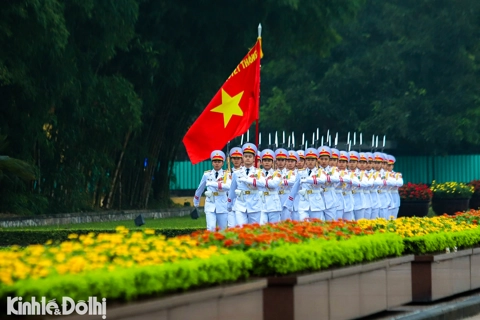 Thiêng liêng lễ chào cờ kỷ niệm 50 năm thống nhất đất nước tại Quảng trường Ba Đình
