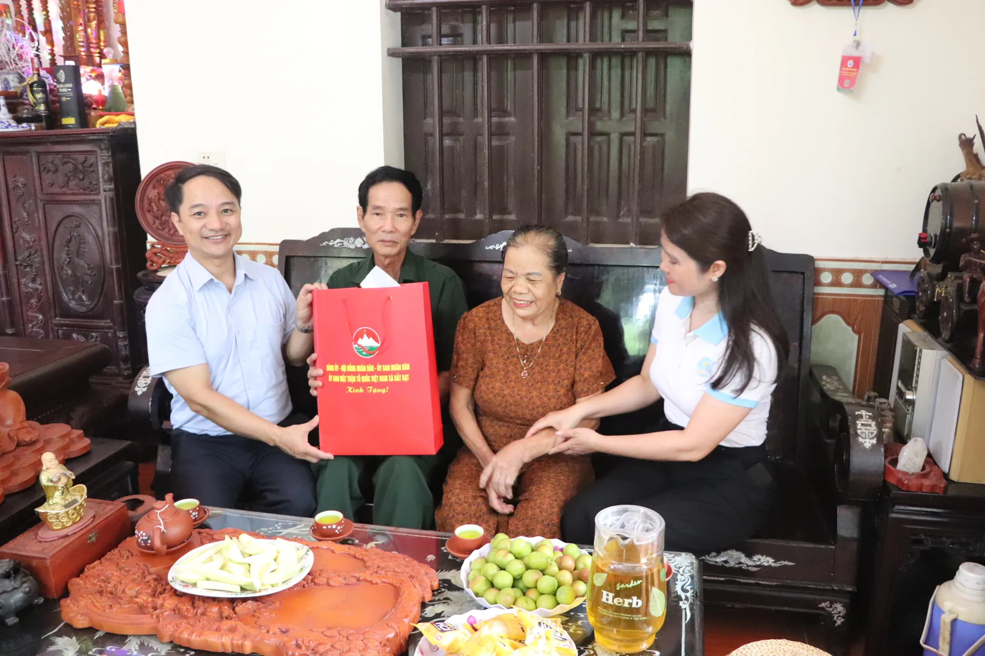Xã Bất Bạt tổ chức thăm hỏi, tặng quà tri ân các gia đình chính sách
