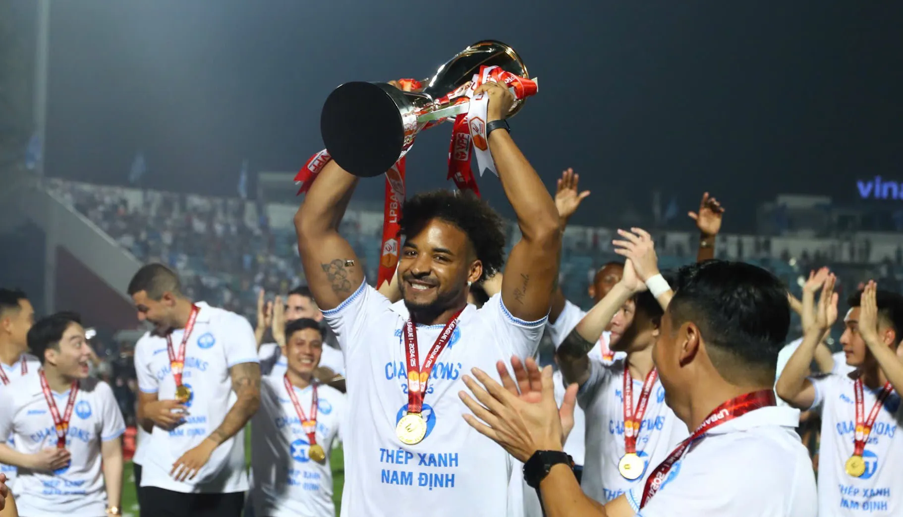 Khoảnh khắc Xuân Son cùng đồng đội nâng cúp vô địch V-League 2024-2025