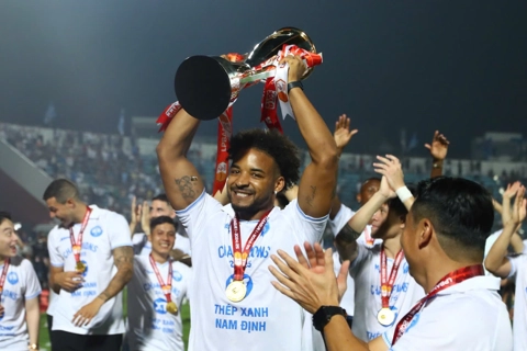 Khoảnh khắc Xuân Son cùng đồng đội nâng cúp vô địch V-League 2024-2025