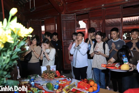 Sĩ tử xếp hàng dài vào Văn Miếu - Quốc Tử Giám cầu may trước kỳ thi tốt nghiệp THPT 2025