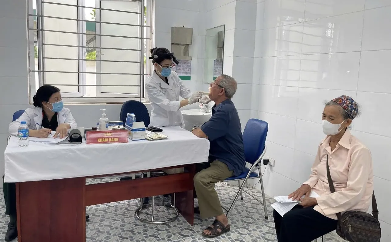 Xã Bất Bạt thăm, khám sức khoẻ cho đối tượng chính sách