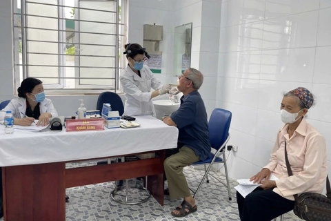 Xã Bất Bạt thăm, khám sức khoẻ cho đối tượng chính sách