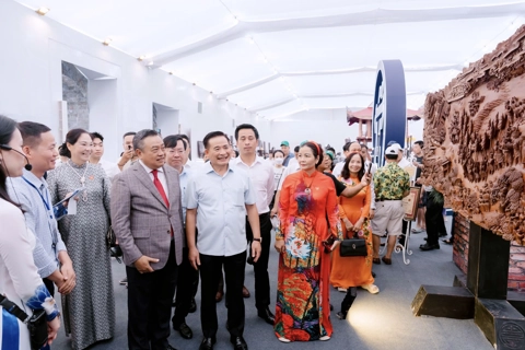 Chủ tịch UBND TP Hà Nội Trần Sỹ Thanh tham quan Không gian Truyền thống và Sáng tạo Hà Nội 2025