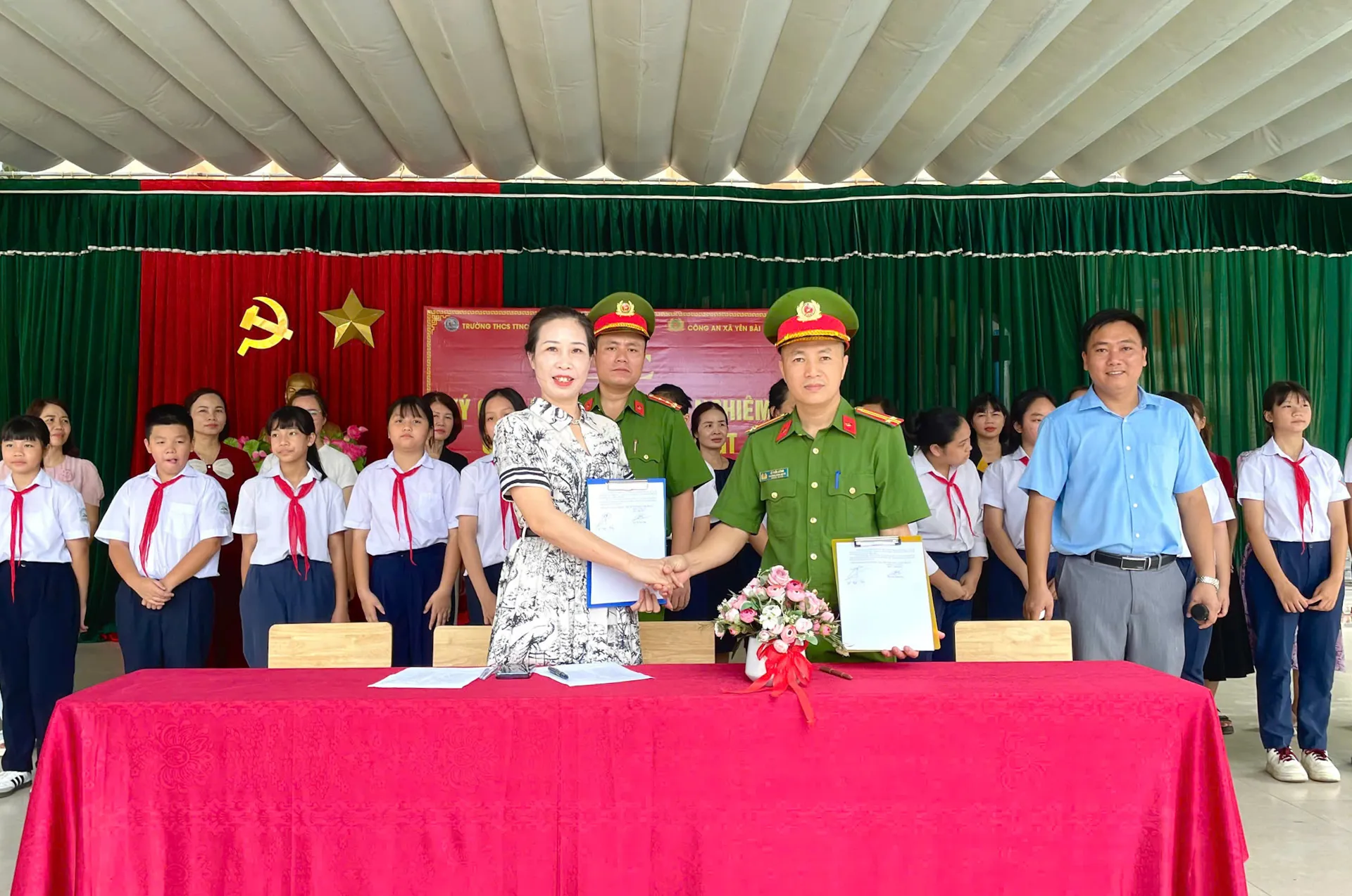 Xã Yên Bài: cổng trường không thể là “điểm đen” giao thông