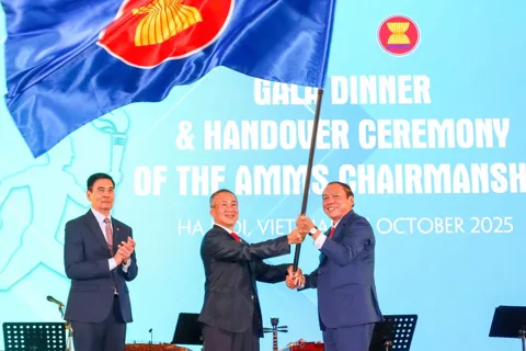 Việt Nam trao cờ chủ trì AMMS 9 cho Campuchia