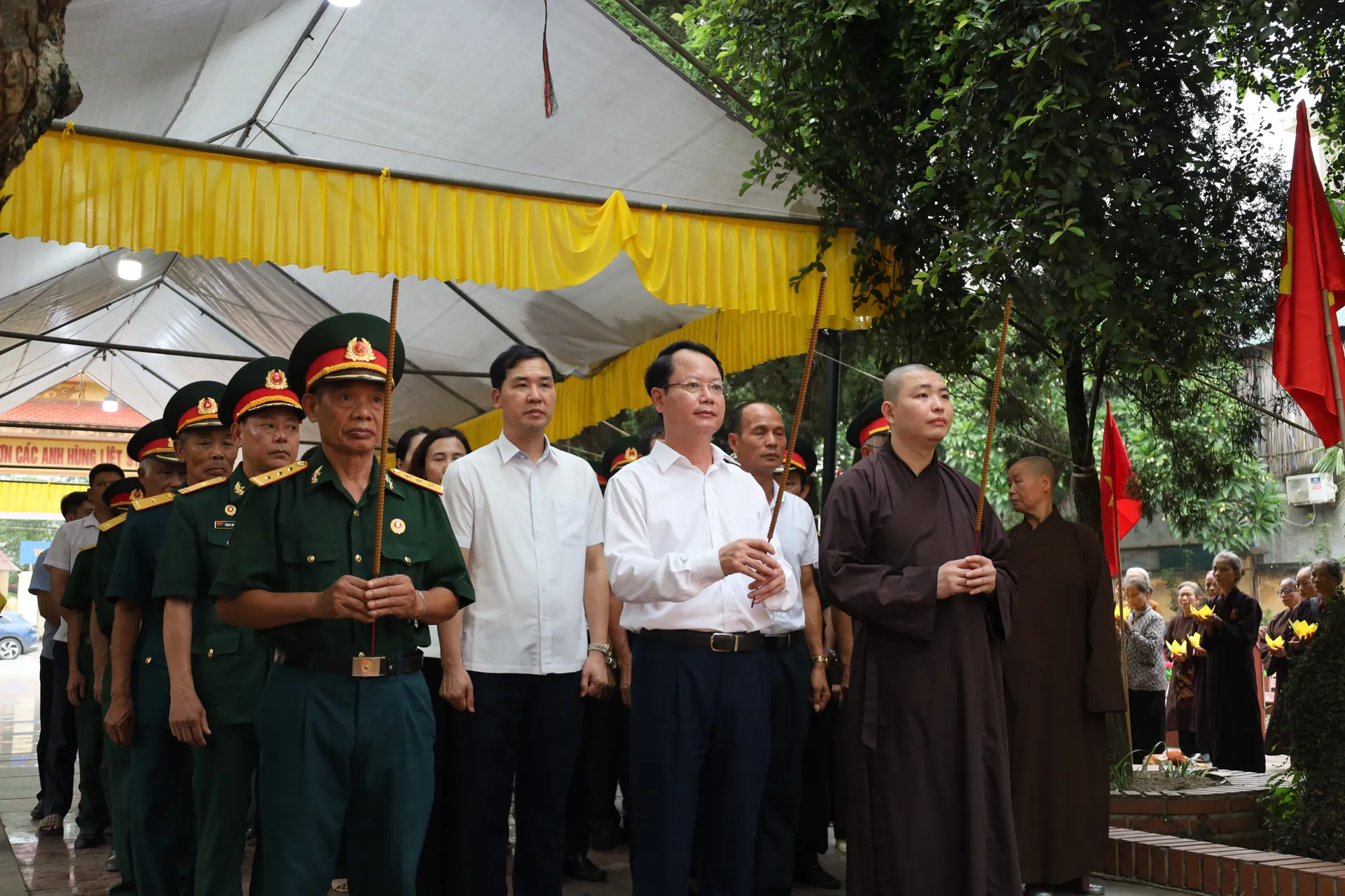 Xã Quảng Oai thắp nến, dâng hương tri ân các anh hùng liệt sĩ