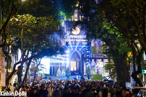 Hàng nghìn người dân đổ về Nhà thờ Lớn Hà Nội đón Giáng sinh 2025
