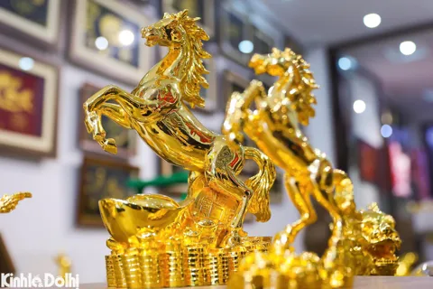 Hà Nội: độc đáo linh vật ngựa mạ vàng 24K sang trọng phục vụ thị trường Tết