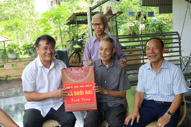 Xã Suối Hai: thăm, tặng quà hội viên cựu công an Nhân dân có hoàn cảnh khó khăn
