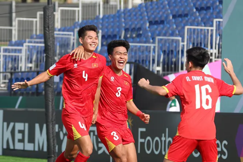 Trung vệ Hiểu Minh đứt dây chằng chéo trước, dự kiến nghỉ 6 - 9 tháng