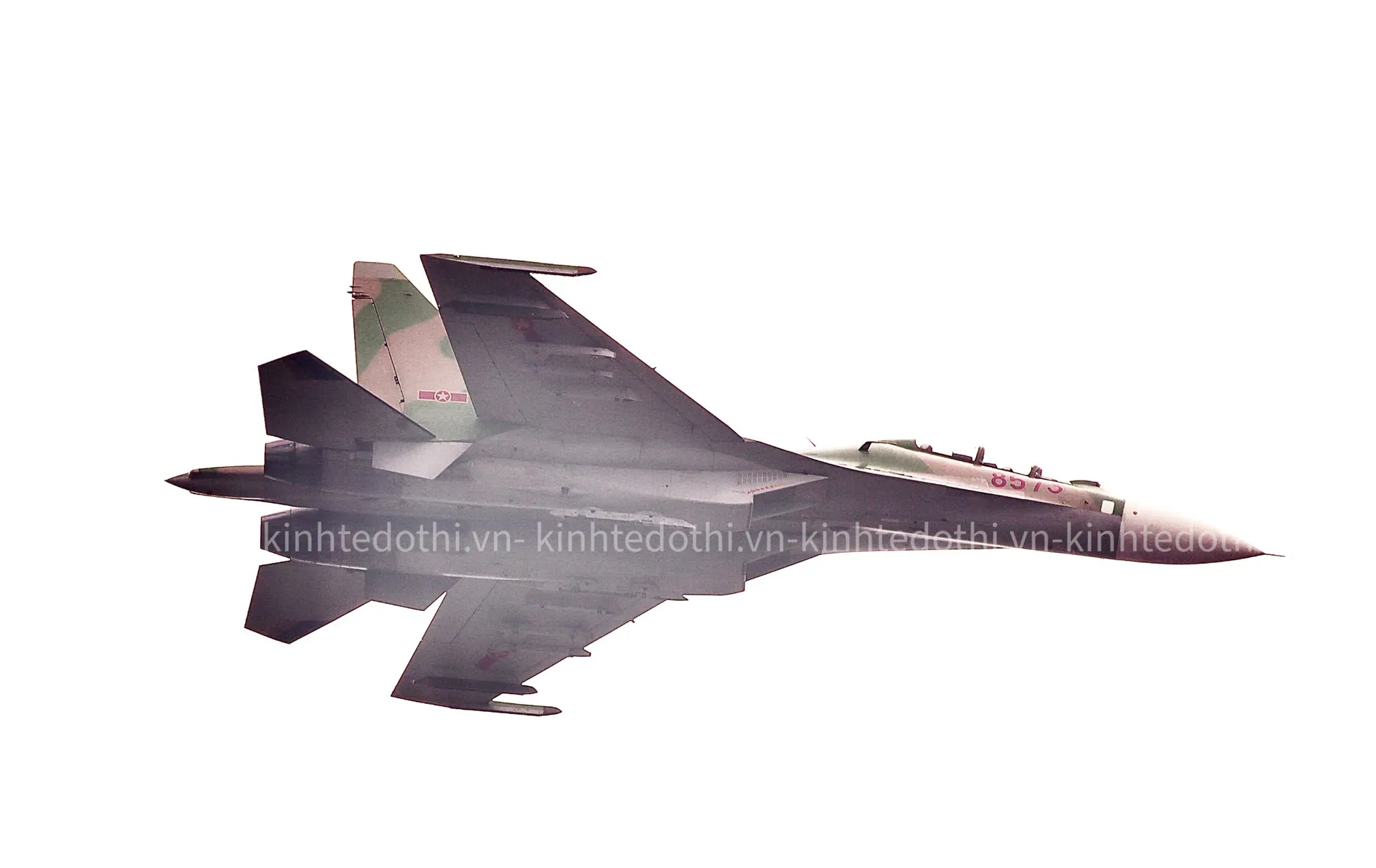 Mãn nhãn máy bay Su-30MK2 tiêm kích"gầm rú" trình diễn trên bầu trời Hà Nội