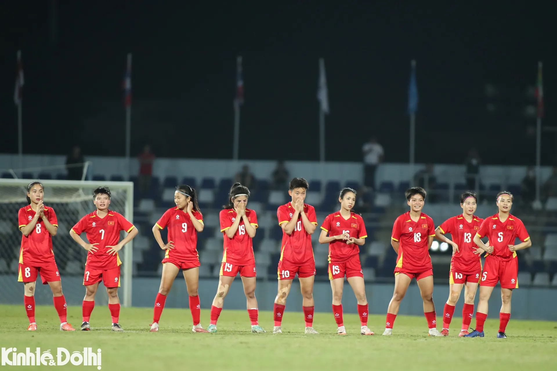 Tuyển nữ Việt Nam buồn bã sau khi hụt tấm HCV tại SEA Games 33