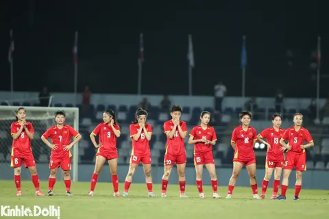 Tuyển nữ Việt Nam buồn bã sau khi hụt tấm HCV tại SEA Games 33