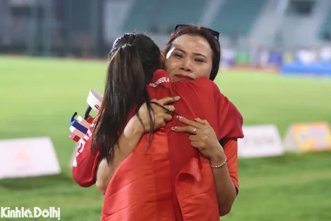 Cô trò điền kinh ôm nhau khóc khi "thống trị" trở lại nội dung 400m nữ tại SEA Games 33