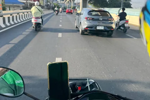 Những lần “thót tim” trên xe ôm công nghệ ở Bangkok