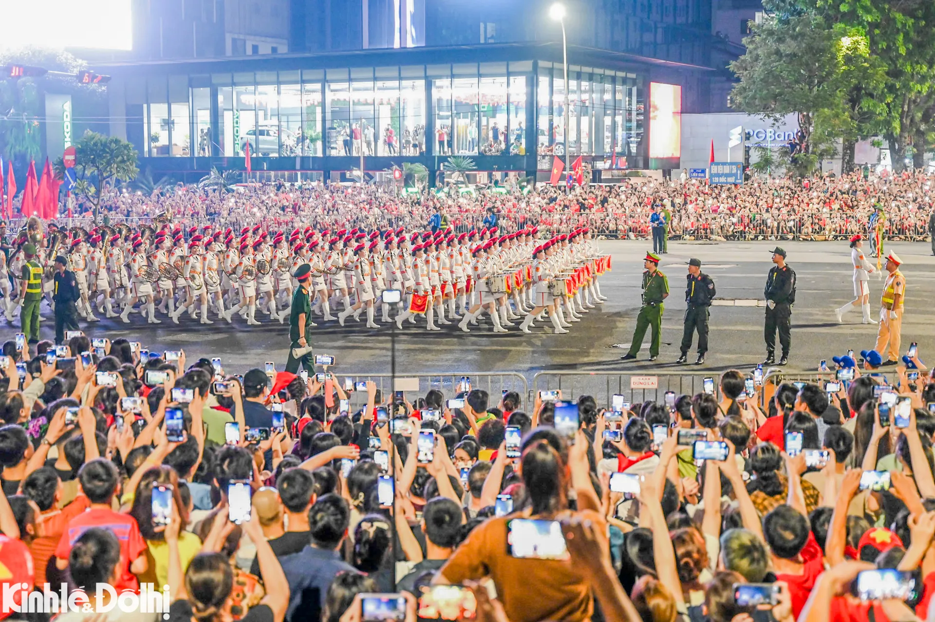 Đoàn quân diễu binh trùng trùng đi giữa vòng tay Nhân dân tại Thủ đô