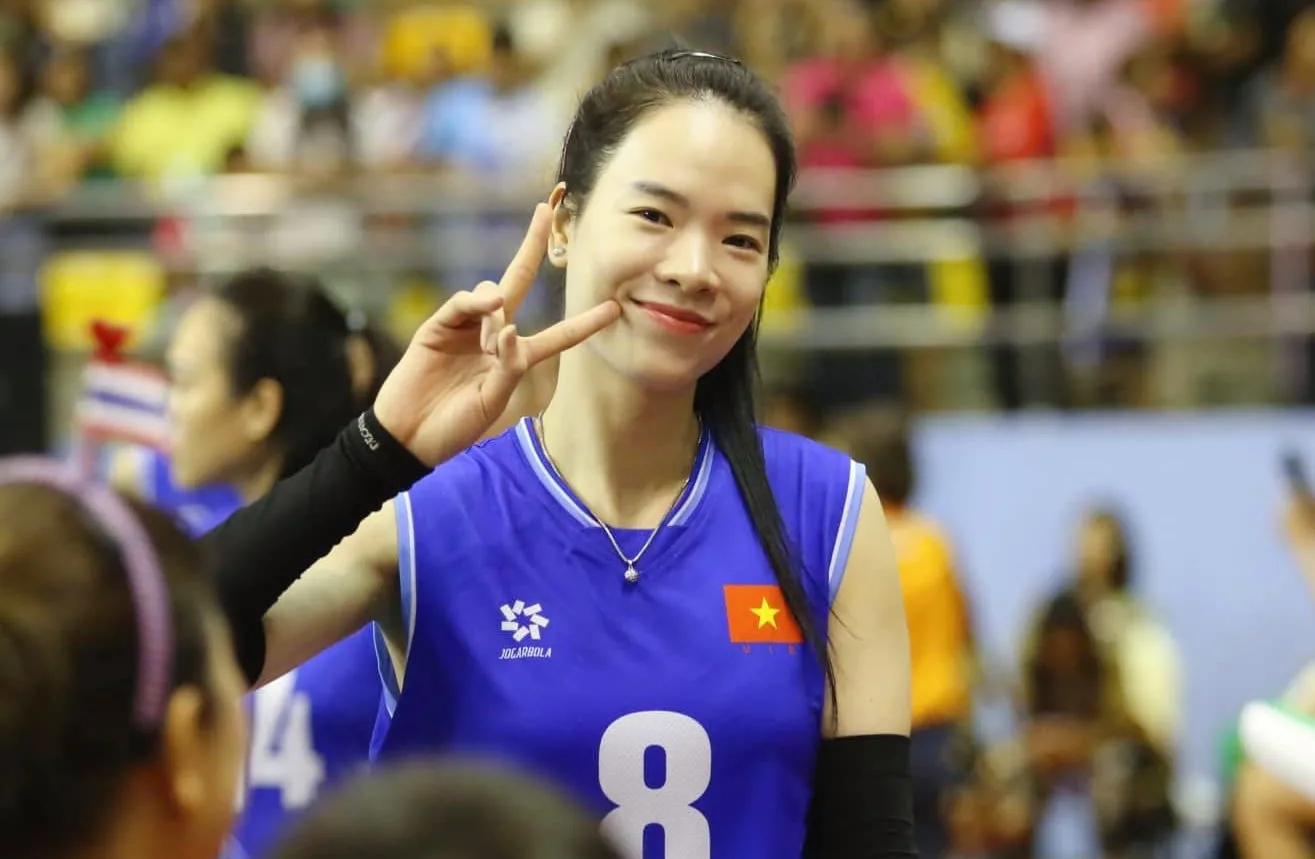 Hoa khôi bóng chuyền cầm cờ cho Đoàn Thể thao Việt Nam tại SEA Games 33