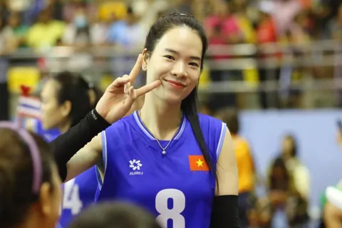Hoa khôi bóng chuyền cầm cờ cho Đoàn Thể thao Việt Nam tại SEA Games 33